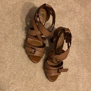 Sofft shoes sz 9. Leather uppers. 4 in heel with 1/2 in platform. Camel like new